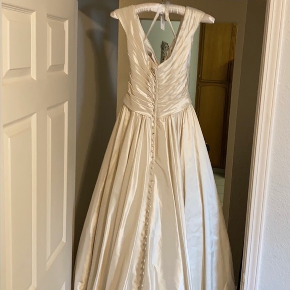 Wedding Dress - Brand New! Never Worn - Picture 2 of 11